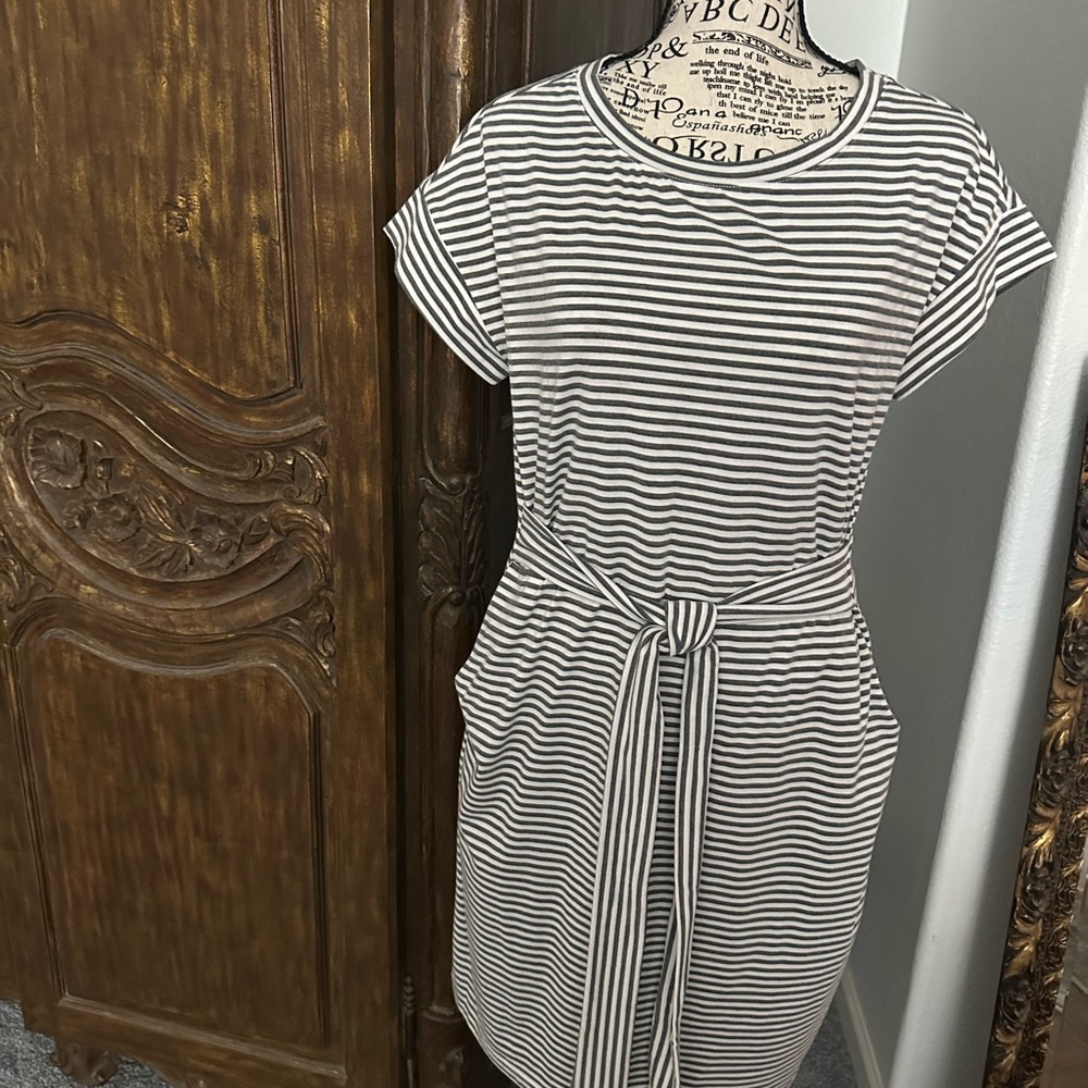 Striped Tie-Waist Tee Dress in Gray and White
